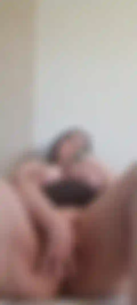 5 Les doigts taquinent la chatte.