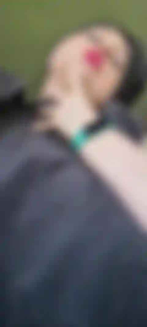 Après la douche, cheveux mouillés, taquine nue.