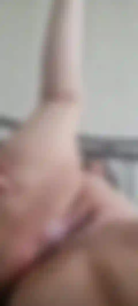 Je joue à l'anal avec mon plug anal dans mon trou du cul serré.