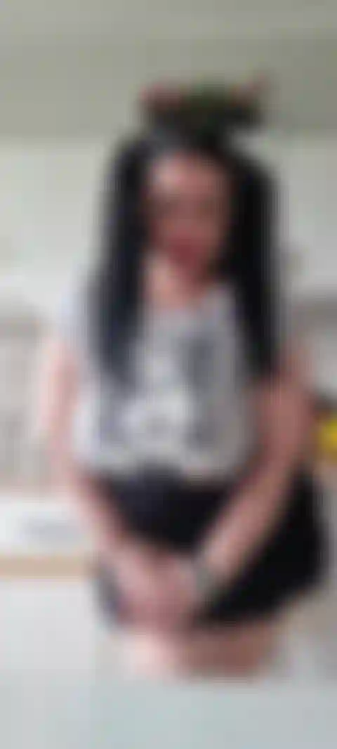 Une fille douce, des nattes, des seins nus, une jupe courte et un gros cul taquin.