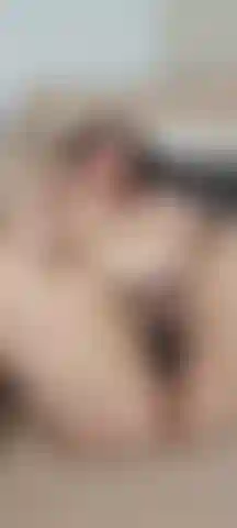 Une chatte sexy en résille qui taquine.