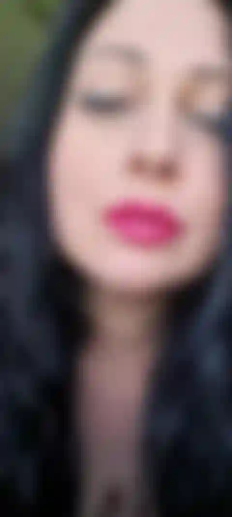 Tenue résille rouge et chatte taquine.