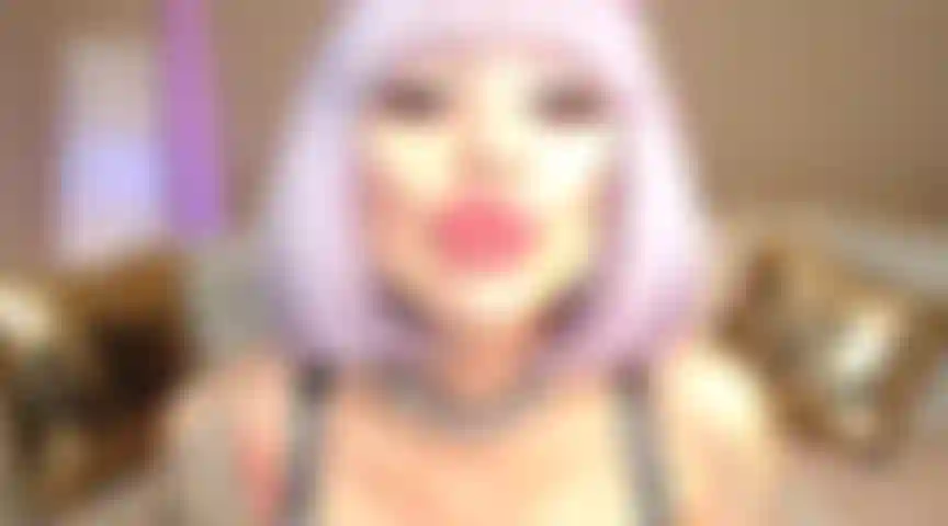 68. Les lèvres embrassent des taches de brillant à lèvres fétichistes sur votre bite un peu de vapotage.