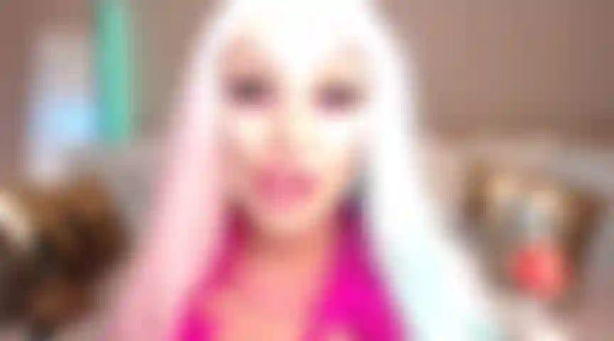 78. Une poupée stupide en rose prend un soin du visage.