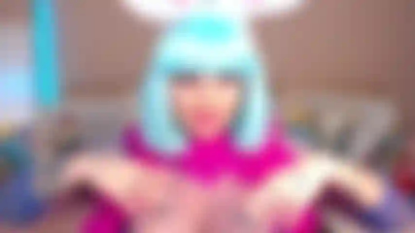 100. Ahegao bâillonné et bâillonné adore une tenue de salope à énorme bite.