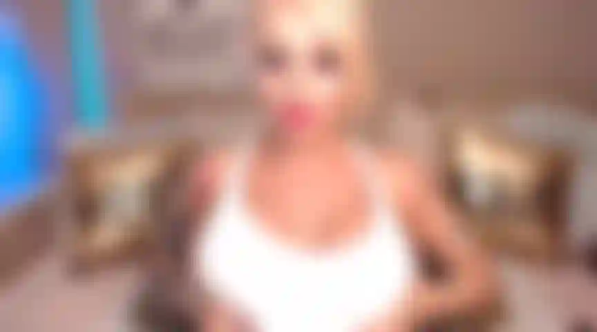 41. Seins énormes en t-shirt mouillé + paroles cochonnes + éjaculation sur les seins.