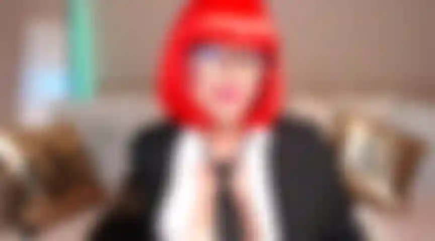 76. Une patronne, alias une briseuse de ménage, qui vous fait tricher pour un poste, un jeu de rôle, un contact visuel bâclé, beaucoup de propos cochons.