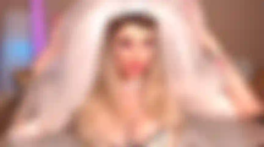 90. Vidéo cocu !! La femme grossière du trophée bimbo suce la bbc après le mariage devant toi sph en t'utilisant pour de l'argent.