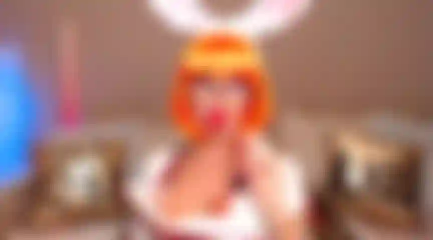 42. Bunny étirant sa bouche avec une énorme branlette de bite blanche avec du lubrifiant gémissant léchant une sucette.