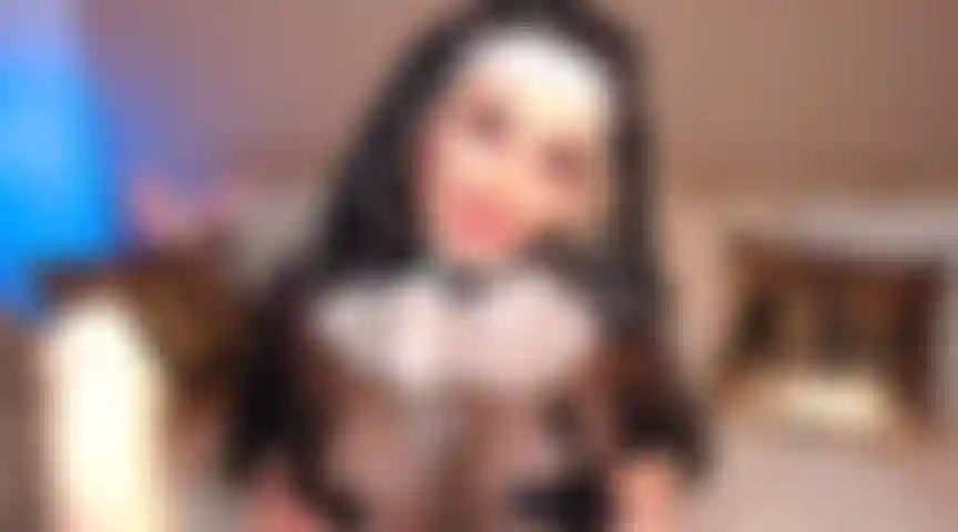 21. En tenue de nonne super chaude, je vais être tellement mauvaise, je vais prendre une énorme charge sur mon visage et jouer avec le sperme comme une vraie fille salope !