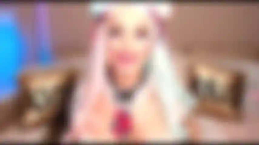 52. Je m'étouffe sur 2 énormes bites en tenue de shcoolgirl.