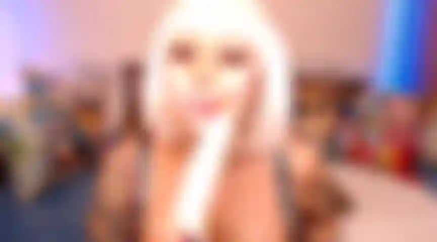 16. Une énorme éjaculation gâche mon maquillage.