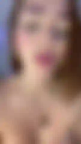 J'aime le lait dans ma bouche et mes seins délicieux.