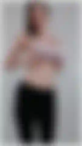 J'essaie et teste plusieurs soutiens-gorge de sport trop petits ainsi qu'un soutien-gorge de sport bien ajusté. Je fais des étirements, des rebonds légers et quelques sauts.