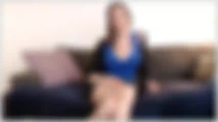 Jeu de rôle que nous sommes à un rendez-vous et je vous invite à revenir chez moi. J'essaie d'être bonne mais je suis tellement excitée et une chose en entraîne une autre...