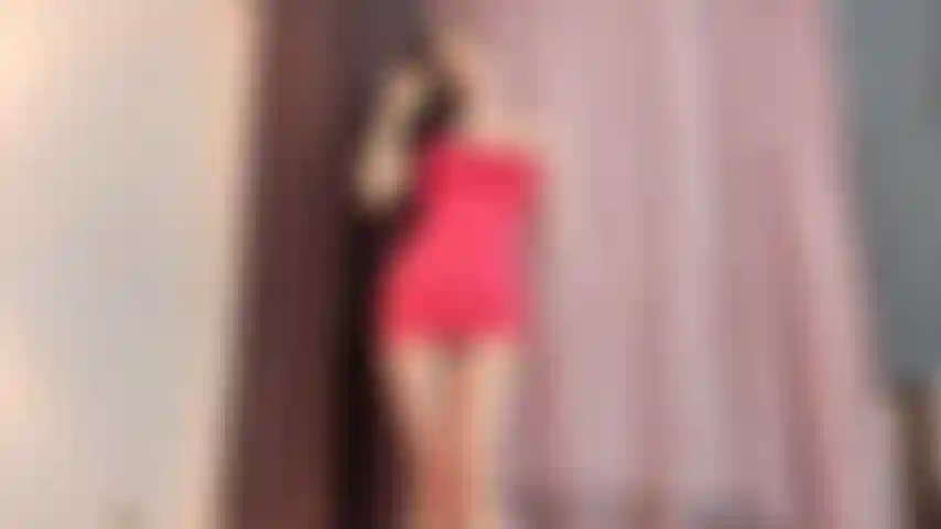 Trop petite pour moi - je profite d'une soirée dansante, quand je vous vois tous petits et effrayants venir à moi. Je ne sors pas avec des mecs de petite taille ! Et je sais juste que tu as un petit pénis, pouah ! J'essaie d'être gentille mais tu ne comprendras rien...