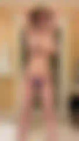 Secouant de gros seins dans un petit bikini au ralenti.