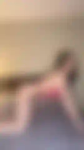 Un gode noir en lingerie rouge - une allumeuse sexy en lingerie rouge sans entrejambe, et regarde-moi baiser mon gode bbc jusqu'à ce que je jouisse.