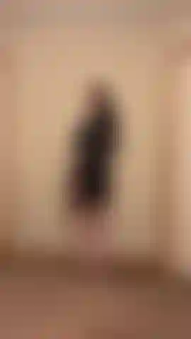 Un gode noir sexy - je porte un soutien-gorge sexy à bonnets ouverts et un ensemble de culottes sans entrejambe, je te taquine puis je me baise avec mon gode noir.