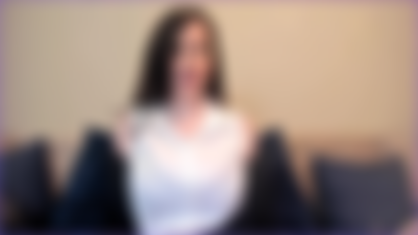 Avocate spécialisée en divorce, joi- je vous aide avec votre divorce, et vous ne pouvez pas arrêter de regarder mes gros seins. Soyons non professionnels - sortez votre bite ! Dépêchez-vous avant que je ne rende les choses pires pour vous dans votre divorce.