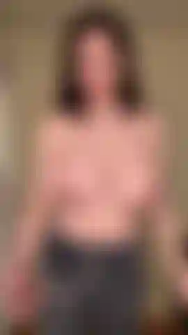 Seins nus sur un tapis roulant - marche totalement seins nus, plus jogging léger.