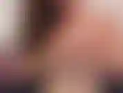 Je masse et serre mes seins - j'essaie 3 débardeurs, puis je me déshabille et masse, serre et secoue mes seins tout en parlant de leur taille et de leur poids.