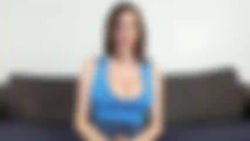 Titty fucking 101 - tu es mon amie qui vient de me présenter ta nouvelle petite amie qui a de gros seins mais qui n'a jamais baisé auparavant. J'explique comment mieux baiser les seins et montrer quelques positions sexy.