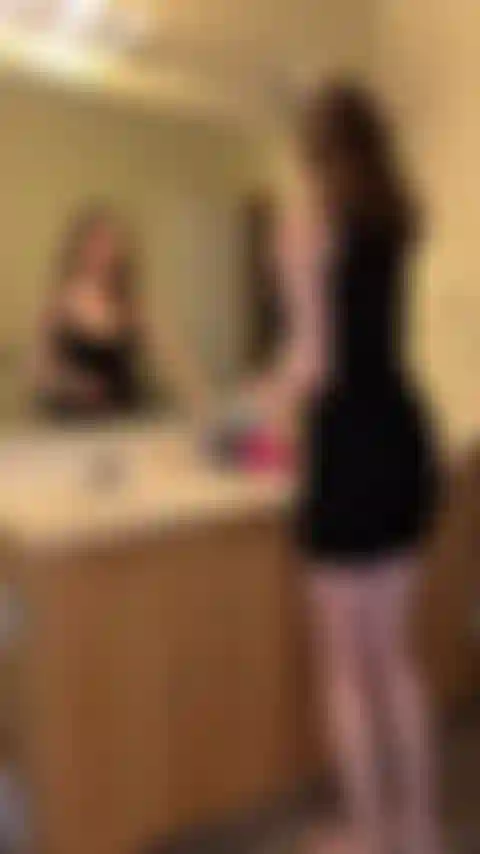 Je triche à une fête - tu m'as suivi jusqu'aux toilettes, tu étais toutes les deux tellement excitées qu'on devait baiser ! Je veux ta bite, je m'en fiche que tu aies une petite amie et que j'ai un petit ami.