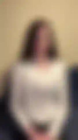 Mes seins ont poussé en chat vidéo - avec un ami, on se rattrape, la dernière fois que tu m'as vu, j'étais un bonnet a. Mes seins sont énormes maintenant ! Tu veux voir ? Je n'ai pas l'habitude d'avoir de gros seins. Je suppose que tu pourrais branler ta bite dessus ! J'ai besoin de pratique.