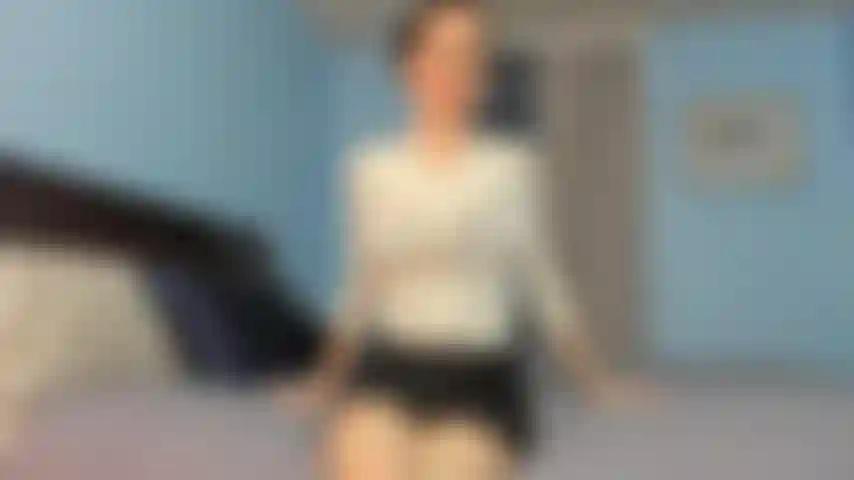 Strip-tease après le travail - enlève mes vêtements de travail pour toi (j'utilise mon nom chris), exhibe mes seins et mon corps, huile mes seins puis baise mon gode.