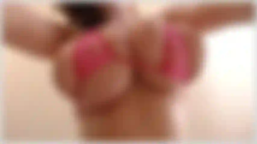 Baise mes gros seins gras - secoue les seins sur la caméra, parle salement de la façon dont tu aimes les caresser, puis te dis de baiser mes gros seins gras et de jouir dessus.