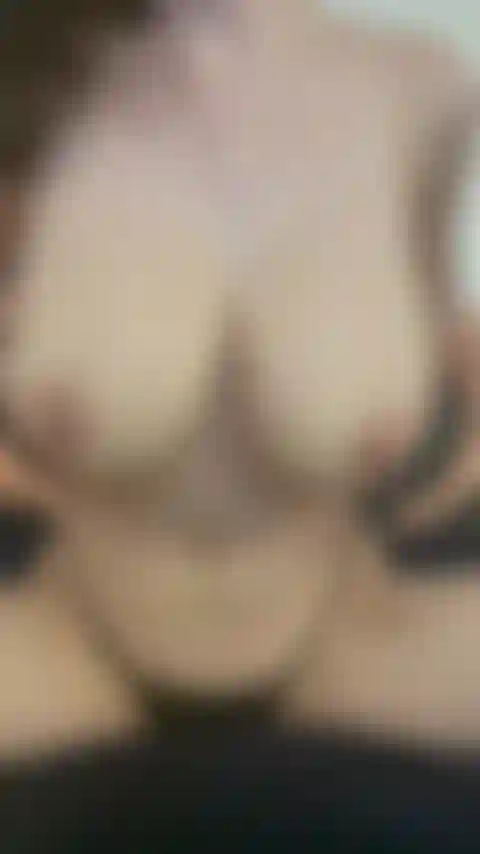 Je me baise avec un jouet noir tout en parlant de manière coquine et je te dis de jouir en moi.