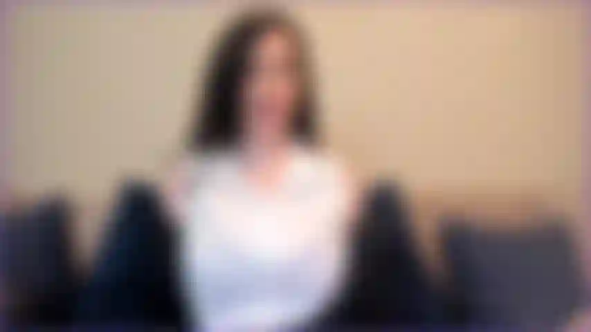 Avocate spécialisée en divorce, joi- je vous aide avec votre divorce, et vous ne pouvez pas arrêter de regarder mes gros seins. Soyons non professionnels - sortez votre bite ! Dépêchez-vous avant que je ne rende les choses pires pour vous dans votre divorce.