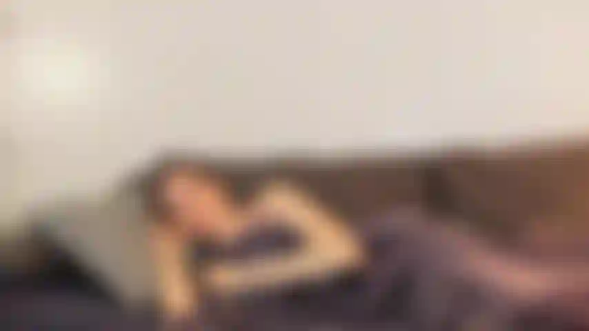 Ta petite amie dans l'autre pièce - je reste mais aucun de nous ne peut dormir. Nous commençons à discuter, vous remarquez que je ne porte pas de soutien-gorge et je remarque que votre dureté sur une chose en entraîne une autre, mais chut, taisez-vous pour ne pas réveiller votre petite amie !