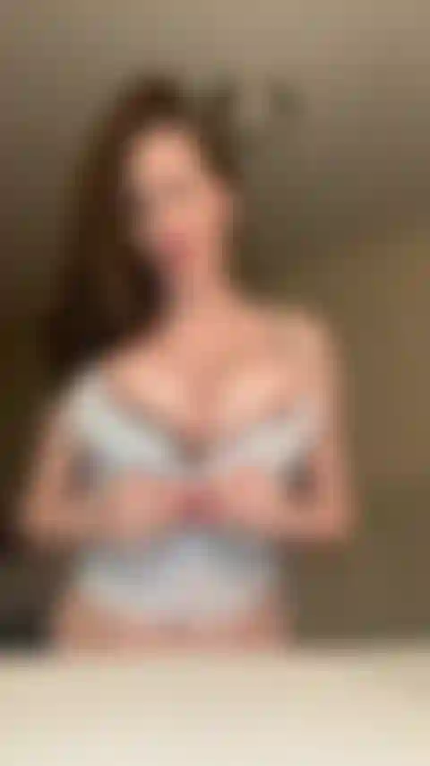 Une baise de seins bbc avec du sperme - j'ai baisé mes gros seins avec mon gode éjacule bbc, avec une éjaculation à la fin.