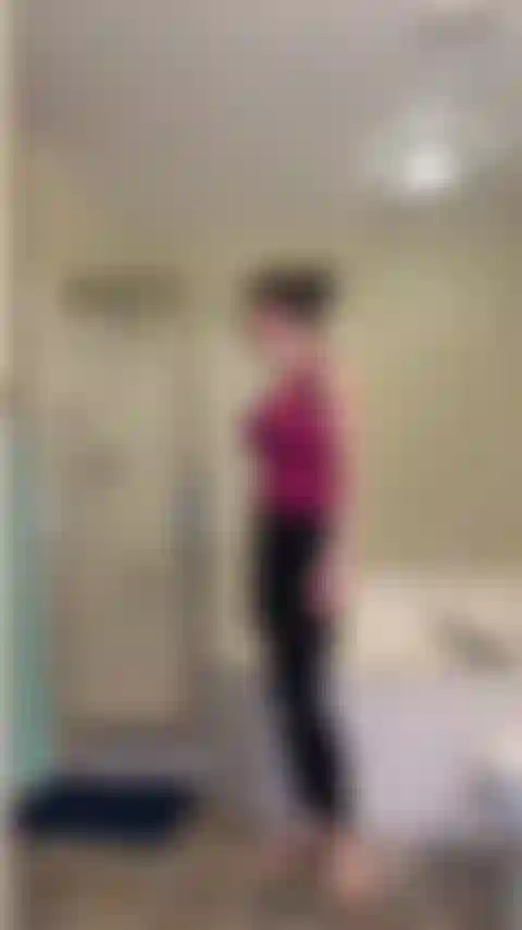 Je m'espionne sous la douche. Je pensais que j'étais seule à la maison et j'ai pris une douche, mais tu m'as surveillée ! Je suis énervée mais je ne peux m'empêcher de remarquer ton énorme érection, c'est bien plus gros que mon petit ami, peut-être que si tu me le montres, je ne le dirai pas à mon petit ami.