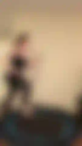 Rebondissant sur un trampoline, en soutien-gorge minuscule, puis seins nus, rebondissant légèrement. Et encore plus rebondissante en les tenant.