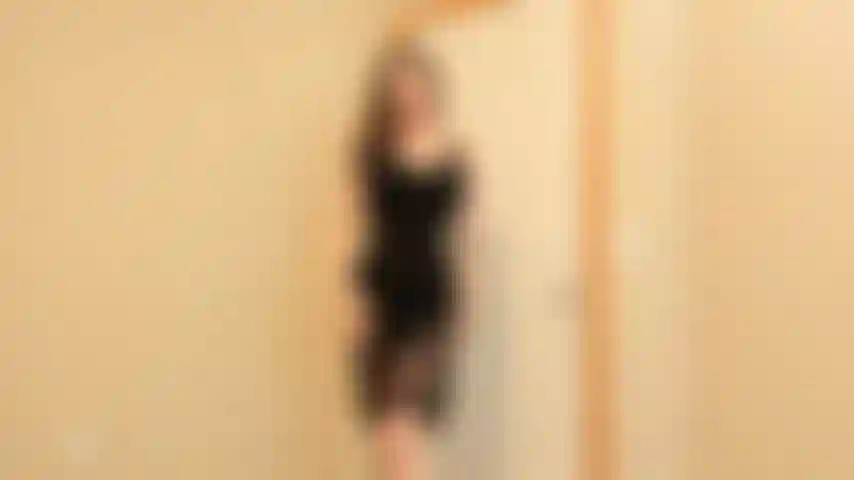 Pour le garçon d'anniversaire - je me déshabille et montre mon nouveau soutien-gorge vernis 28l sur commande spéciale, tout en t'appelant garçon d'anniversaire, en te taquinant avec mes gros seins parfaits.