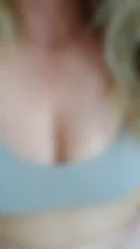 Taquine non nue - je t'envoie un baiser ma chatte mouillée à travers un short court avec un décolleté.