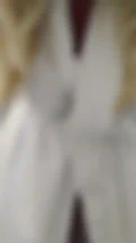 Vous souffle un baiser nu après un massage du cul et des seins clignotants.