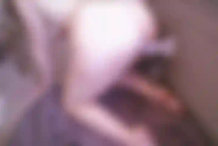 Un chien à mains et à genoux sur le sol avec 9 pouces attachés au cadre de lit.