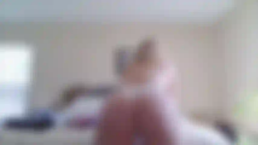 Gode bentover dans la chatte poilue (visage montré).