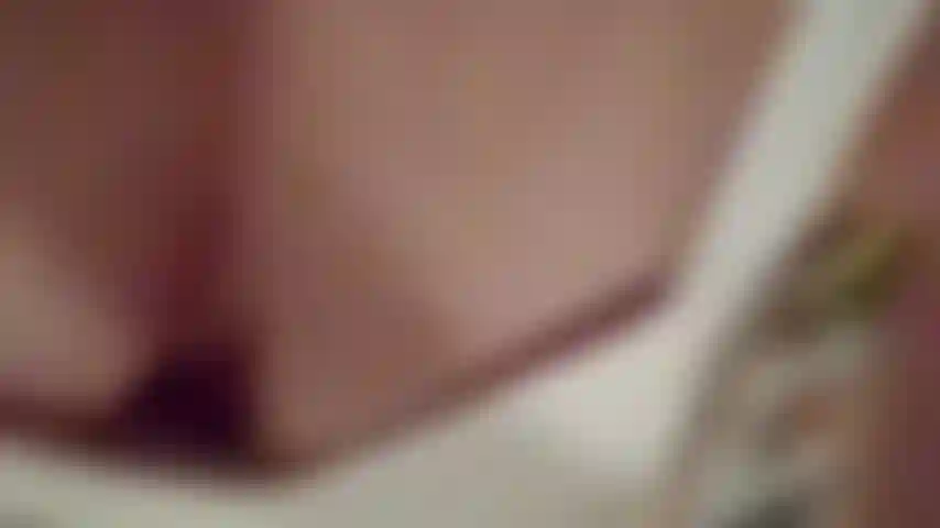 Upskirt sans culotte touchant la chatte poilue en gros plan.