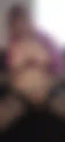 J'ai toujours été curieuse de goûter à quoi ressemble ma petite chatte serrée après des orgasmes multiples intenses ; je veux atteindre un climax vraiment puissant puis lécher ma chatte — j'étais incroyablement excitée à ce moment-là et oui, je l'ai fait ici.