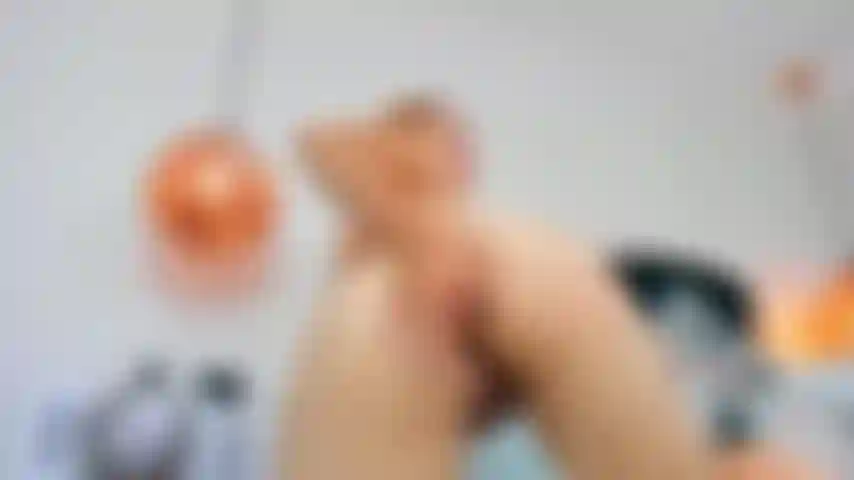 Mes doigts dans ce cul serré ne peuvent pas faire tout le travail, j'ai envie de cette bite dure.