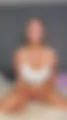 Je bosse sur l'oreiller jusqu'à ce que je jouisse.