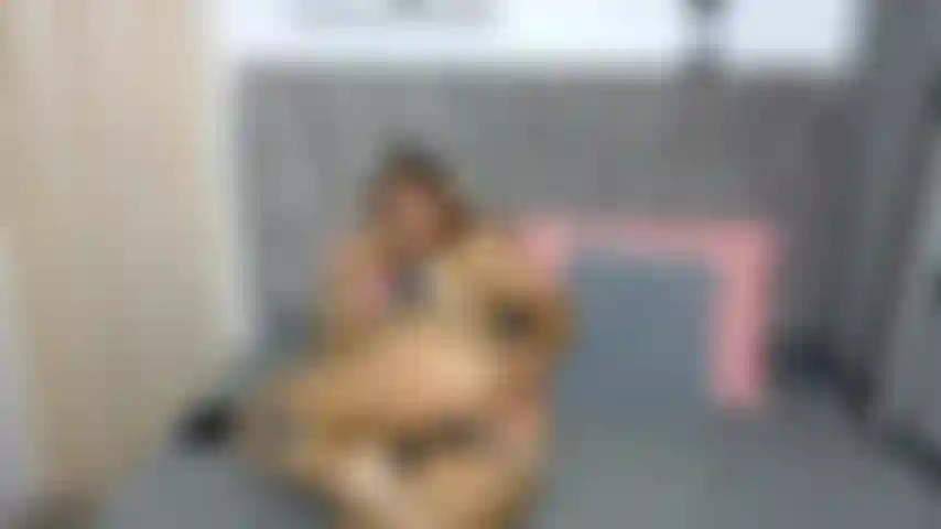 🐮 Mmm, cette douce et chaude cowgirl explore son anus avec un plug... Tu veux me rejoindre pour jouer ?