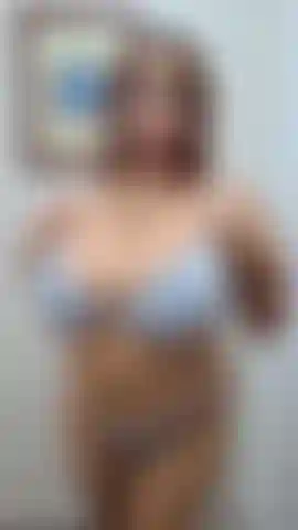 Mes doigts dans la chatte, regarde ces énormes seins.