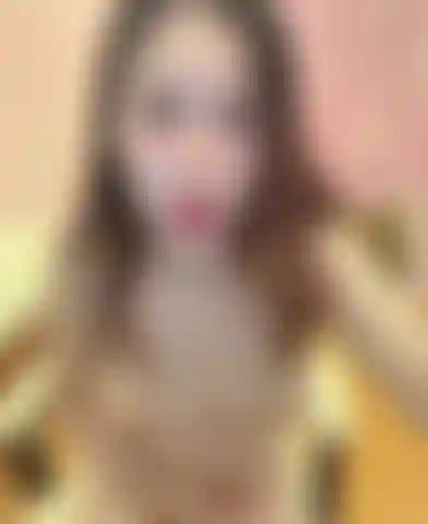 Je me doigte pour toi… puis je goûte lentement ma douceur. Mmm j'aime comme je me goûte. Ça me fait me demander ce que goûterait une autre fille aussi… déverrouille celui-ci et regarde-moi devenir encore plus coquine pour toi 😘.
