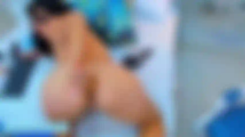 Je joue avec un gode dans mon cul anal.